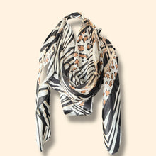 Carica l'immagine nel visualizzatore di Gallery, Sciarpa stola pura seta