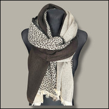 Carica l'immagine nel visualizzatore di Gallery, Sciarpa tre vieli
