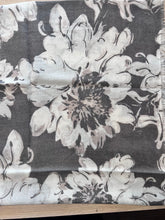 Carica l'immagine nel visualizzatore di Gallery, Sciarpa misto lana stampa digitale