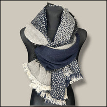 Carica l'immagine nel visualizzatore di Gallery, Sciarpa tre vieli