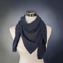 Carica l'immagine nel visualizzatore di Gallery, Triangolo in maglia
