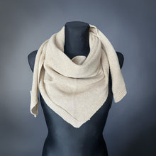 Carica l'immagine nel visualizzatore di Gallery, Triangolo in maglia
