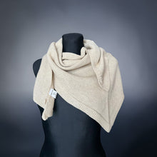 Carica l'immagine nel visualizzatore di Gallery, Triangolo in maglia
