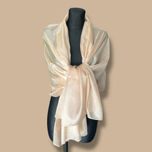 Carica l'immagine nel visualizzatore di Gallery, Sciarpa stola pura seta
