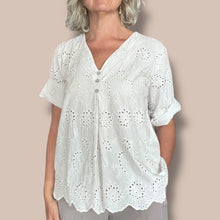 Carica l&#39;immagine nel visualizzatore di Gallery, Camicia In sangallo
