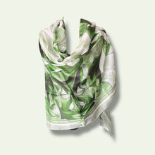 Carica l'immagine nel visualizzatore di Gallery, Sciarpa stola pura seta
