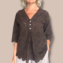 Carica l&#39;immagine nel visualizzatore di Gallery, Camicia In sangallo
