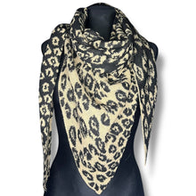 Carica l'immagine nel visualizzatore di Gallery, Sciarpa  a triangolo maculato
