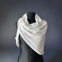 Carica l'immagine nel visualizzatore di Gallery, Triangolo in maglia
