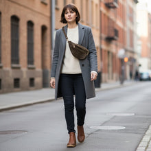 Carica l&#39;immagine nel visualizzatore di Gallery, Marsupio tracolla pelle scamosciata
